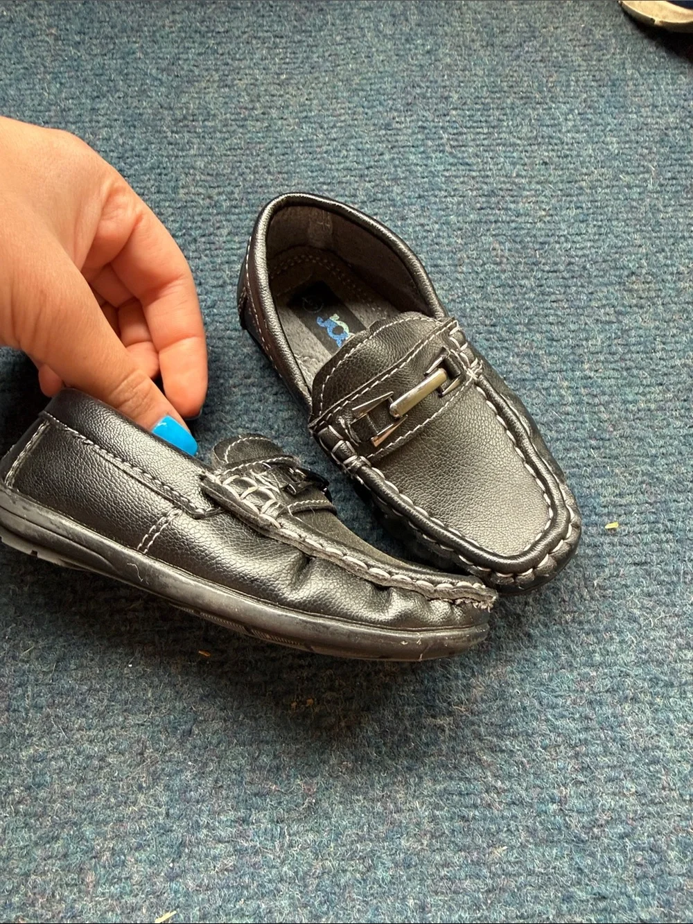 Size 5 boy shoes - Picture 2 of 4